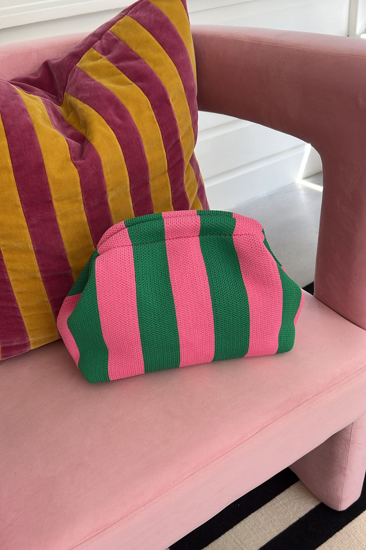 $200 clutch a righe, borsa rosa e verde, borse primaverili