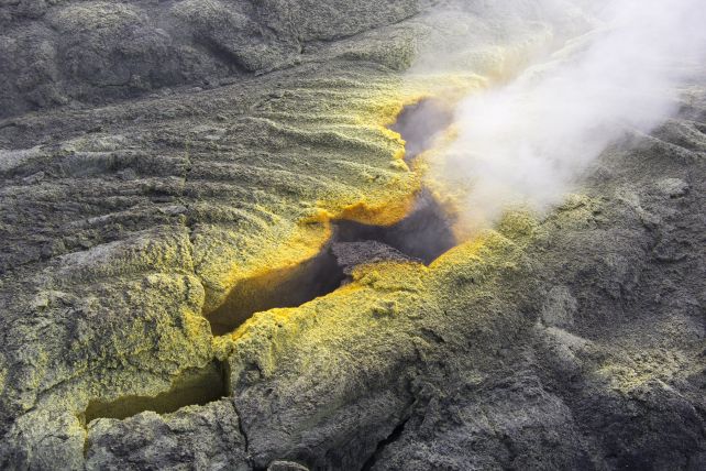 Il titolo tradotto in italiano è: “Ci vogliono letteralmente fuoco e zolfo per trasportare l’oro sulla superficie della Terra: ScienceAlert”.