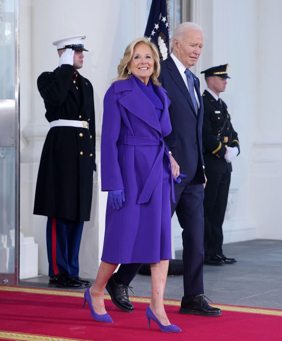 8989 Dott.ssa Jill Biden saluta la Casa Bianca in cappotto viola Ralph Lauren